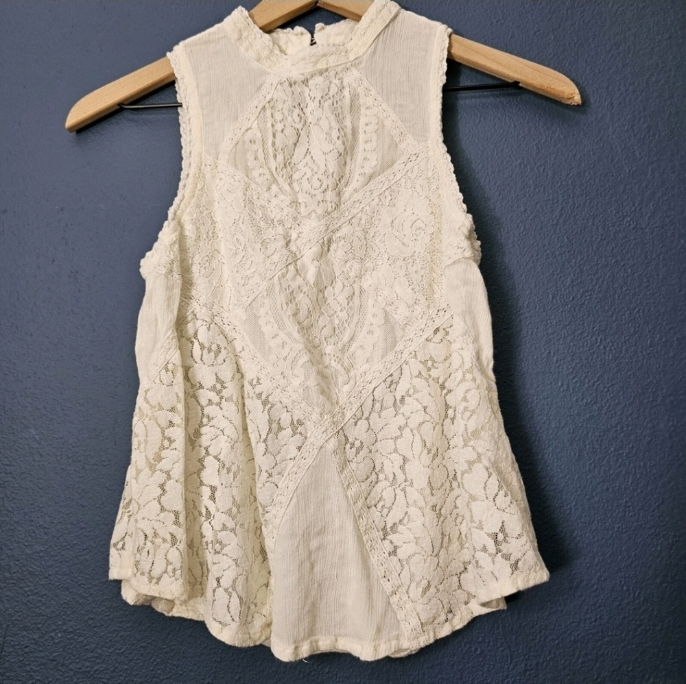 American Eagle • White Lace Detail Top‎